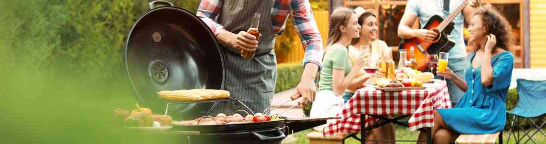 Barbecue a carbone con coperchio