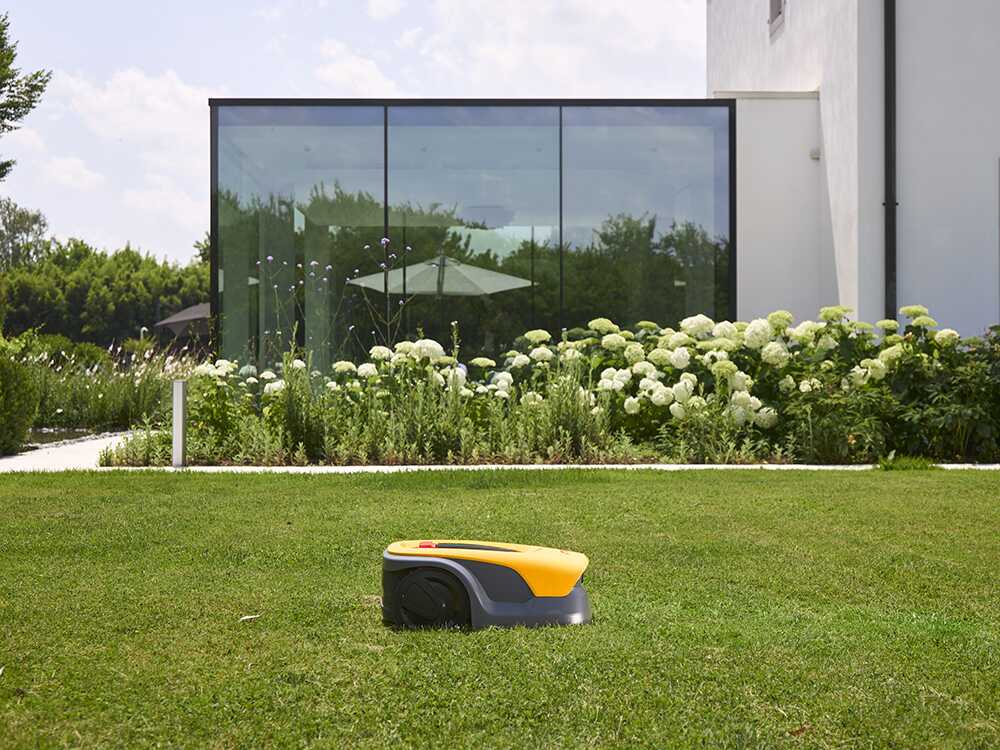 STIGA A 8v Robot Tosaerba Con Telecamera AI – Senza Cavi, Senza Antenne, Controllo App E Mulching Giornaliero