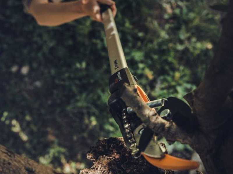Fiskars UPX82 - Forbicione da potatura professionale - asta fissa 158cm - &Oslash; 32 mm - svettatoio