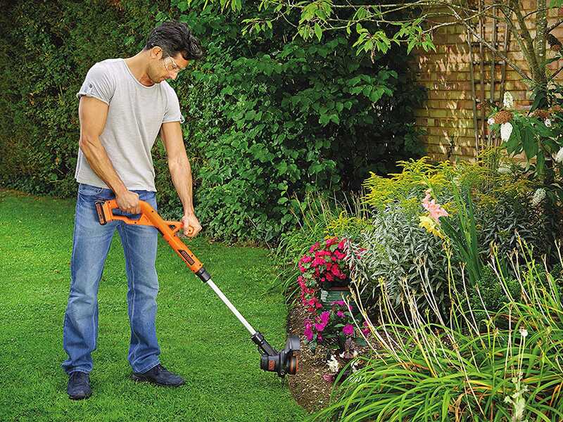 Black &amp; Decker ST182320-QW - Tagliabordi a batteria 18V 2Ah  + in omaggio batteria 18V 2Ah