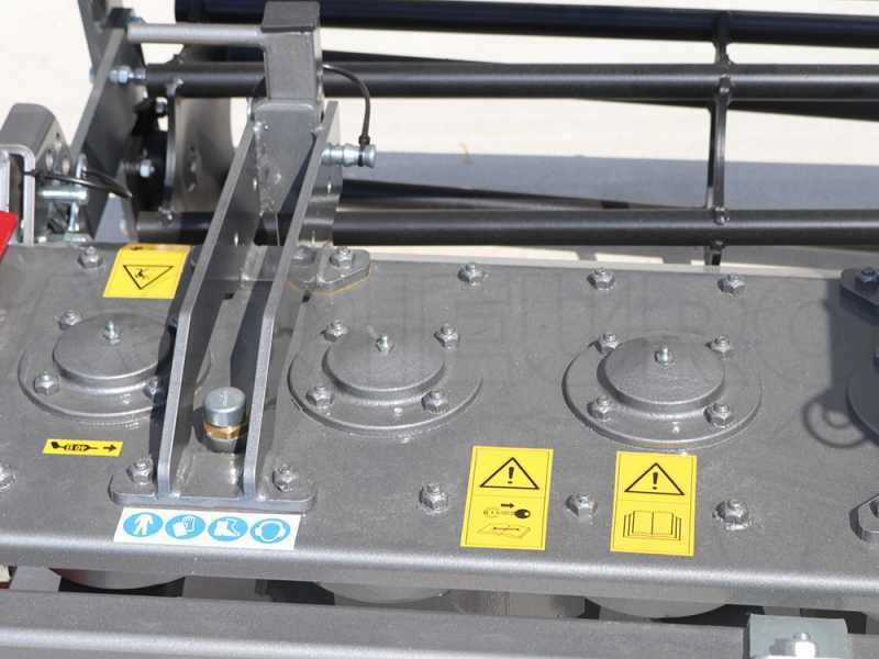 Erpice rotante RF170 - Larghezza di lavoro 170 cm - 16 lame - Serie leggera con rullo a gabbia