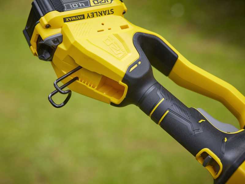 Stanley Fatmax V20 - Potatore telescopico su asta di prolunga regolabile  - Batteria 18V 4AH