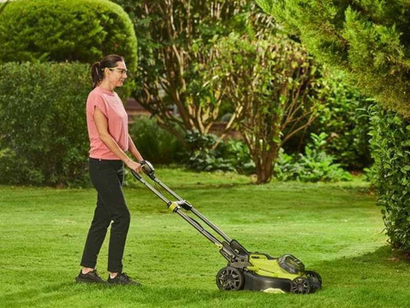 Ryobi RY18LMX40C-240 - Tagliaerba a batteria - 2x18V/4Ah - Taglio 40 cm