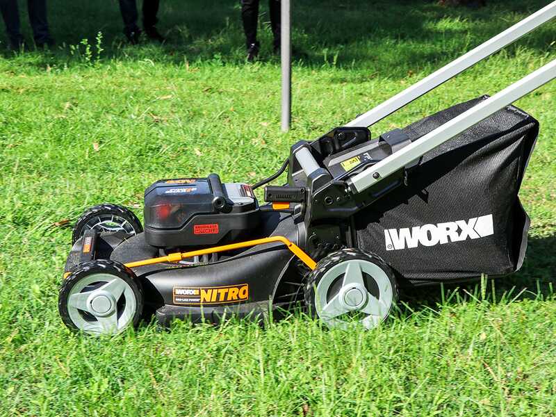 PROMO Worx Nitro WG749E - Tagliaerba semovente a batteria - 2x20V/4Ah - Taglio 46 cm