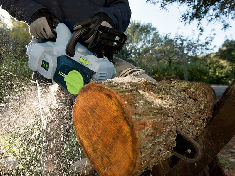 EGO CS1400E - Motosega a batteria 56V 2.5Ah - Lama da 35cm