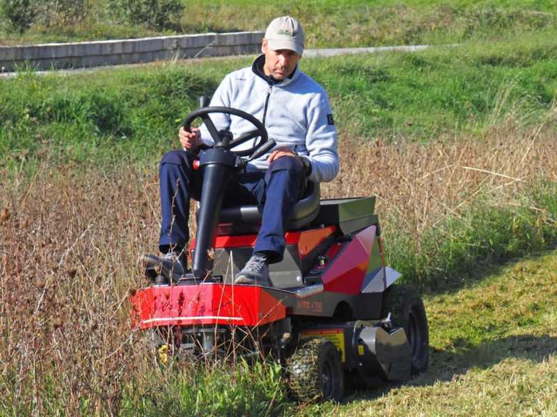 Trattorino trinciaerba sfalciatutto elettrico CaRINO - Motore a batteria 48V/200 Ah - Larghezza di taglio 110 cm