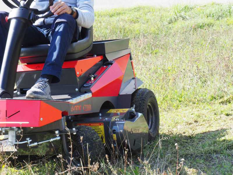 Trattorino trinciaerba sfalciatutto elettrico CaRINO - Motore a batteria 48V/200 Ah - Larghezza di taglio 110 cm