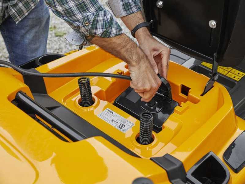 Stiga Tornado 7108e - Trattorino tagliaerba a batteria - Motore elettrico a batteria 48V/64Ah - scarico laterale