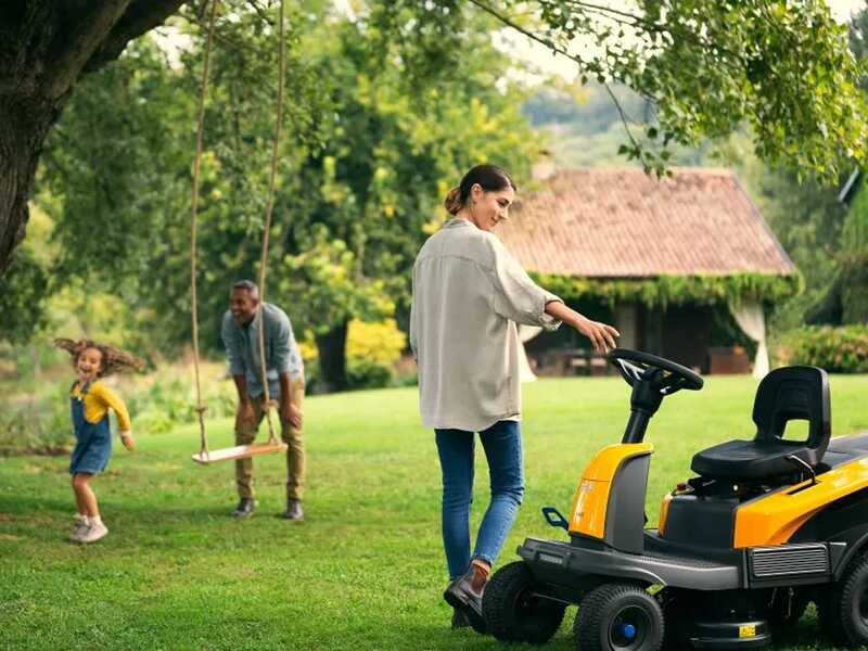 Stiga SWIFT 372e - Rider trattorino tagliaerba a batteria - Batterie ePower - Larghezza di taglio 72 cm