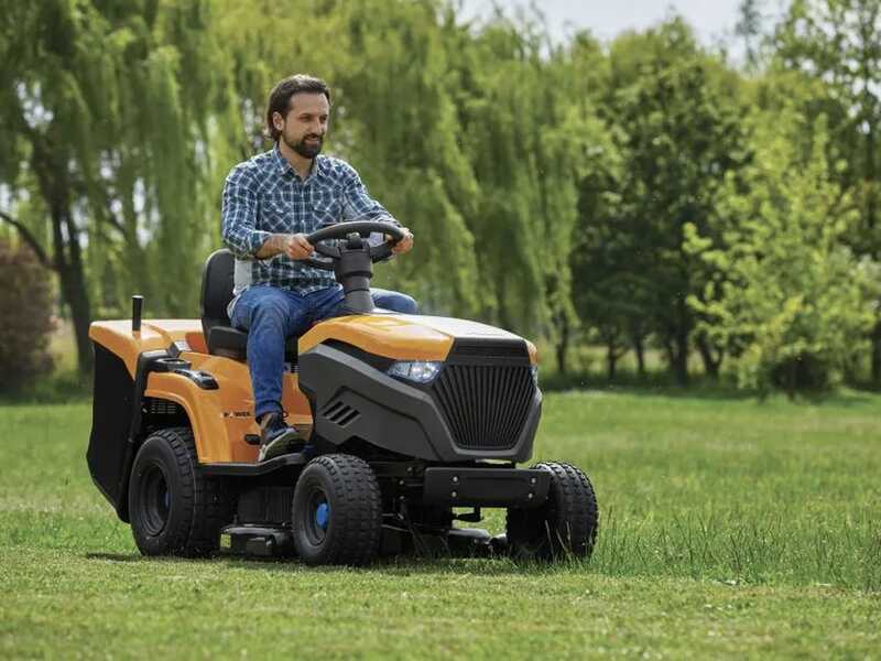 Stiga Estate 584e - Trattorino tagliaerba a batteria - Cesto di raccolta - Potenza 48V/40Ah