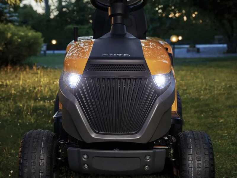 Stiga Estate 584e - Trattorino tagliaerba a batteria - Cesto di raccolta - Potenza 48V/40Ah