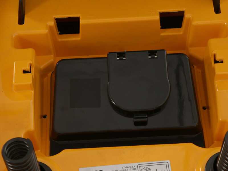 Stiga Estate 384e - Trattorino tagliaerba a batteria - Cesto di raccolta - Potenza 48V/30Ah
