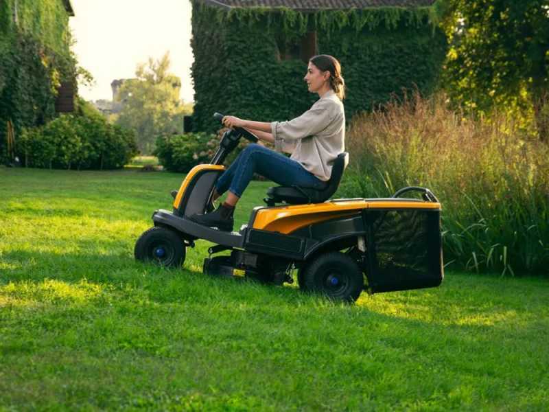 Stiga SWIFT 372e - Rider trattorino tagliaerba a batteria - Batterie ePower - Larghezza di taglio 72 cm