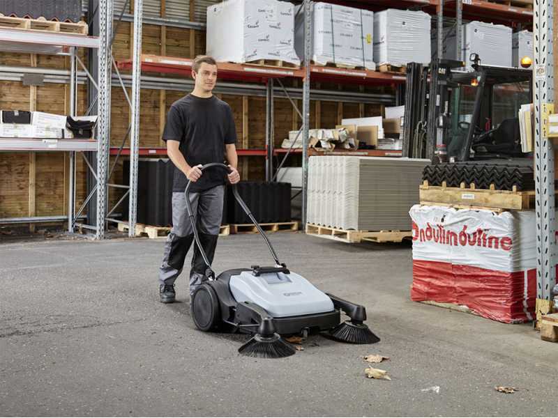 Nilfisk SW 250 - Spazzatrice manuale a spinta con cesto di raccolta