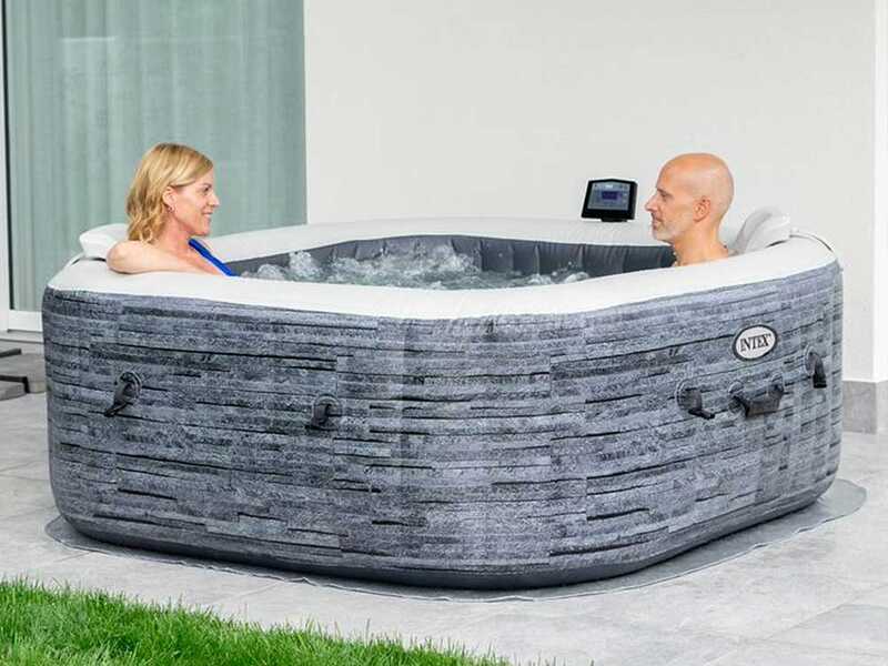 Spa-altaan kokonaisuus ulkotilassa