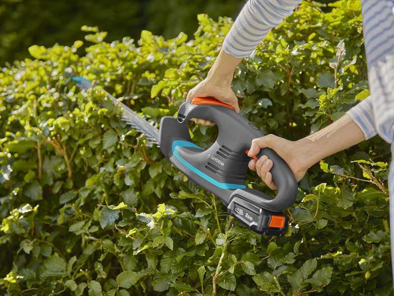 Gardena EasyCut 40/18V P4A - Tagliasiepi a batteria 18V/2Ah - Lama da 40 cm