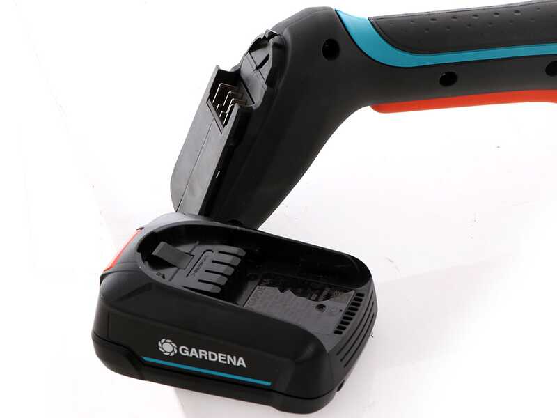 Gardena EasyCut 110/18V P4A - Forbice elettrica da potatura su asta - 18V 2Ah - Diametro di taglio 28mm