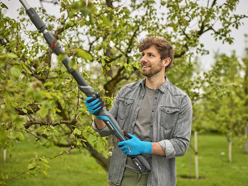 Gardena HighCut 250/18V P4A - Forbice elettrica da potatura su asta - 18V 2ah - Diametro di taglio 28mm