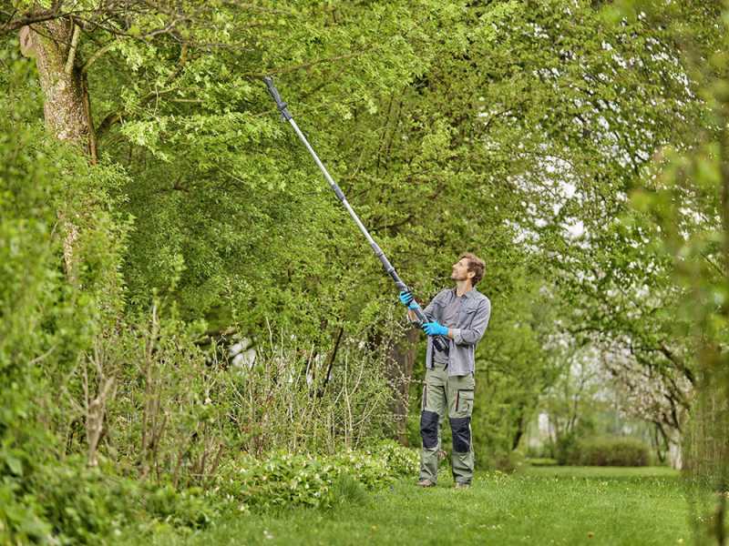 Gardena HighCut 360/18V Solo - Forbice elettrica da potatura su asta - Diametro di taglio 28mm - SENZA BATTERIA E CARICABATTERIA