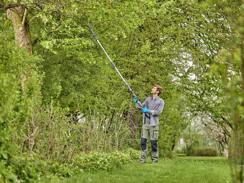 Gardena HighCut 360/18V P4A - Forbice elettrica da potatura su asta - 18V 2Ah - Diametro di taglio 28mm