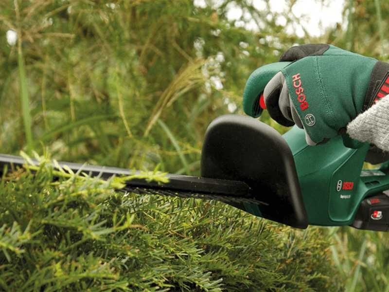 Bosch EasyHedgeCut 18-52-13 - Tagliasiepi a batteria 18V/2Ah - Lama da 52 cm 