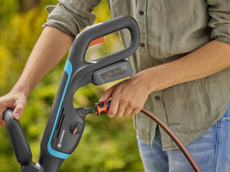 Gardena AquaBrush Patio 03/18V P4A Solo - Lavapavimenti a batteria - SENZA BATTERIE E CARICABATTERIE