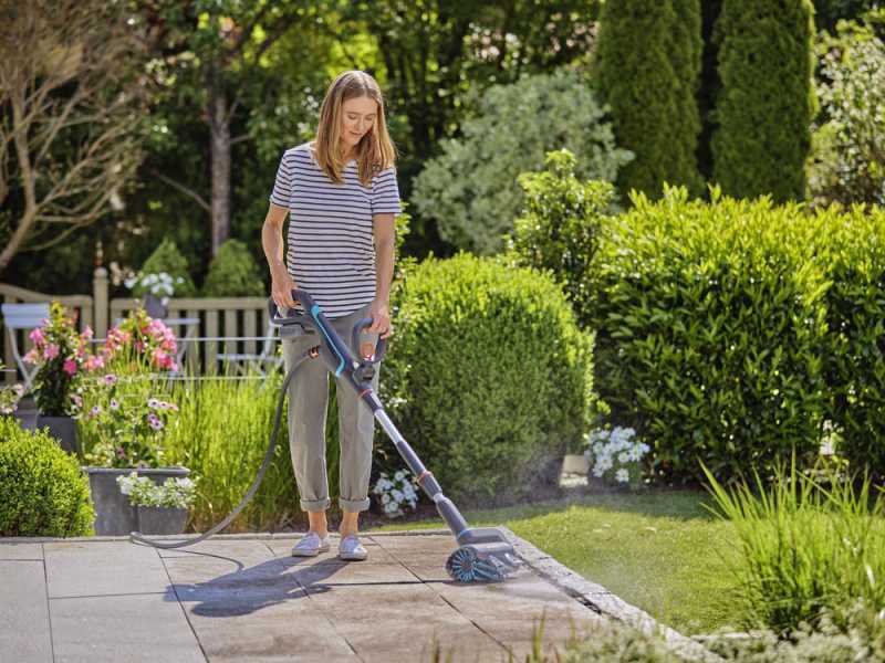 Gardena AquaBrush Patio 03/18V P4A - Lavapavimenti a batteria - con starter kit 18V - 2.5Ah