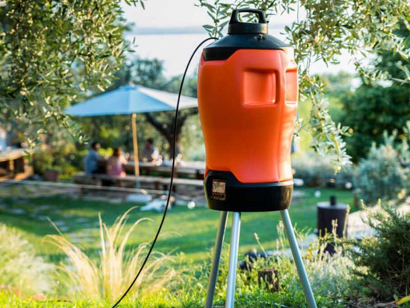 Stocker Geyser Evo 25L - Nebulizzatore antizanzare da giardino a batteria - 21V 2.6Ah