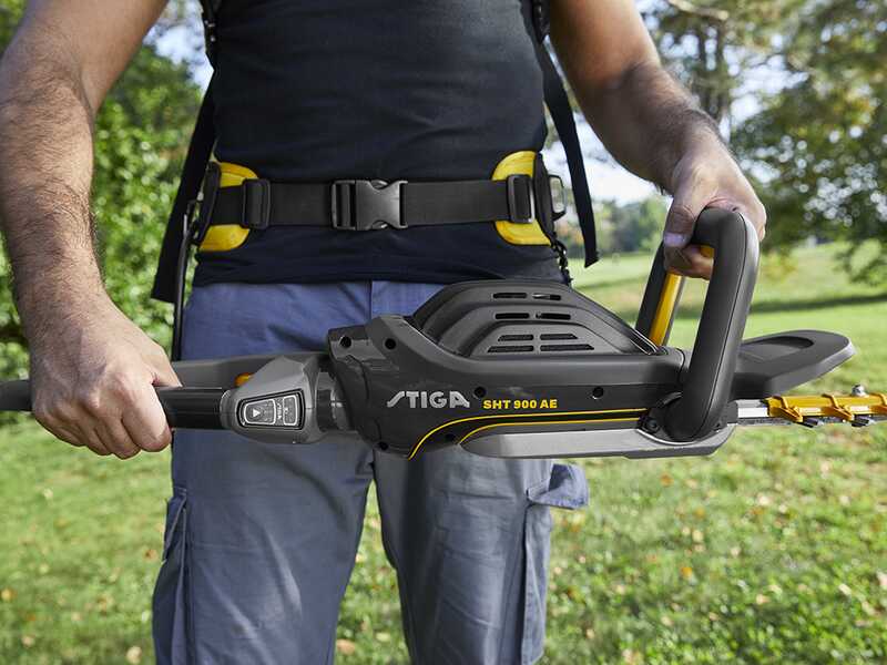 Stiga SHT 900 AE Kit - Tagliasiepi a batteria 2x48V/7.5Ah - Lama da 82 cm