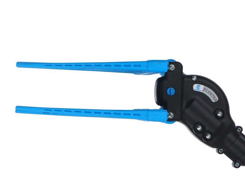 Campagnola Elektra Plug-in - Abbacchiatore elettrico 210/280 cm a batteria tipo auto con cavo in dotazione - Asta telescopica in carbonio