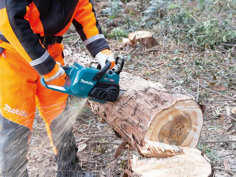 Makita XGT UC023GZ - Elettrosega a batteria 40V - Taglio da 40cm - SENZA BATTERIA E CARICABATTERIE