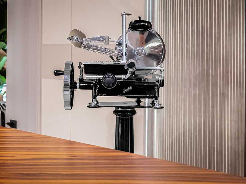 Berkel B2 Nero - Affettatrice a volano con piedistallo - Lama in acciaio cromato da 265 mm