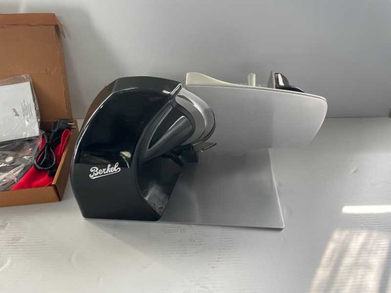 OUTLET - DIFETTI ESTETICI - Berkel Home Line Plus 250 Nera -  Affettatrice con lama 250 mm