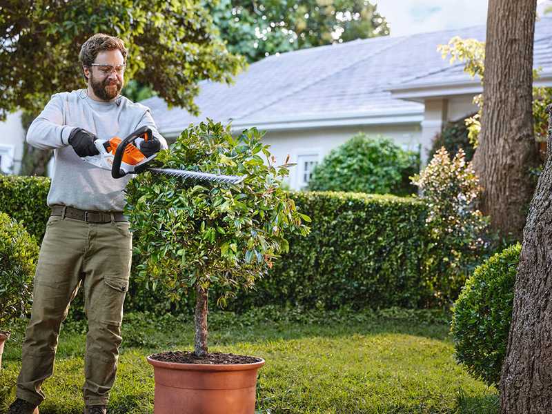 STIHL HSA 40 - Tagliasiepi a batteria 10.8V - SENZA BATTERIA E CARICABATTERIA