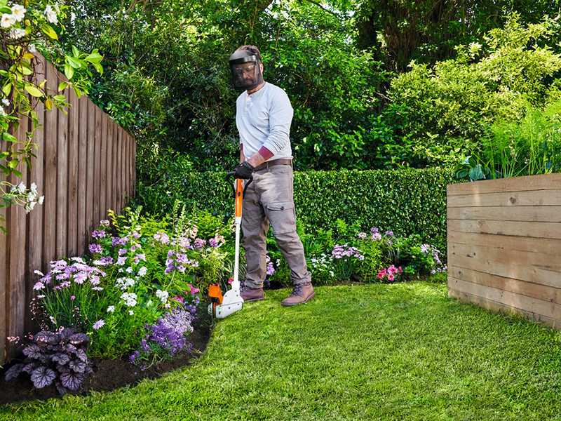 STIHL FSA 30 - Tagliabordi a batteria - 10,8V - SENZA BATTERIA E CARICABATTERIA