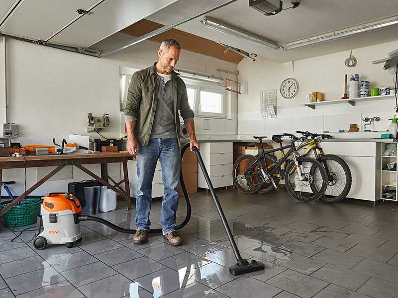 STIHL SE 33 - Bidone aspiratutto - Soffiatore - Capacit&agrave; 12l - 1400W
