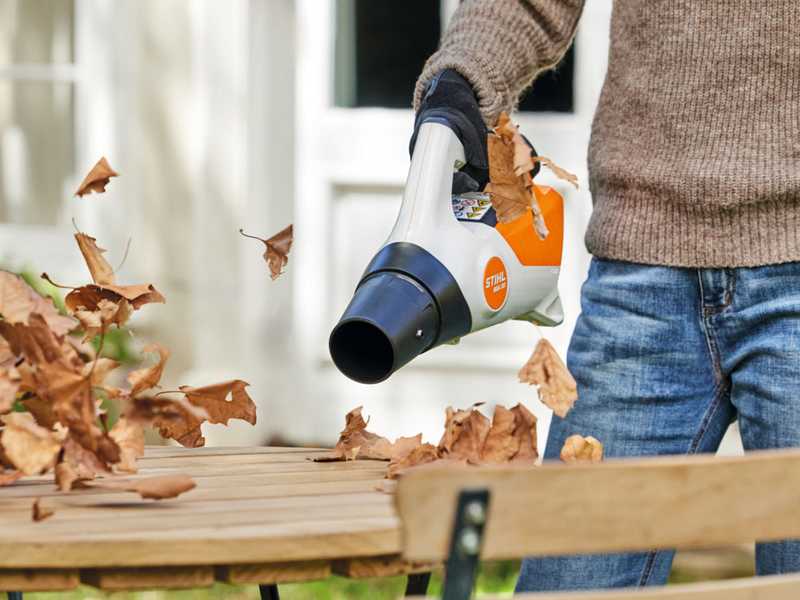 STIHL BGA 30 Set - Soffiatore con 2 batterie AS - 10.8V 2.6Ah