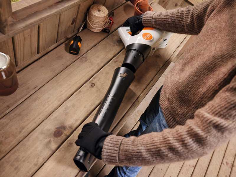 STIHL BGA 30 Set - Soffiatore con 2 batterie AS - 10.8V 2.6Ah