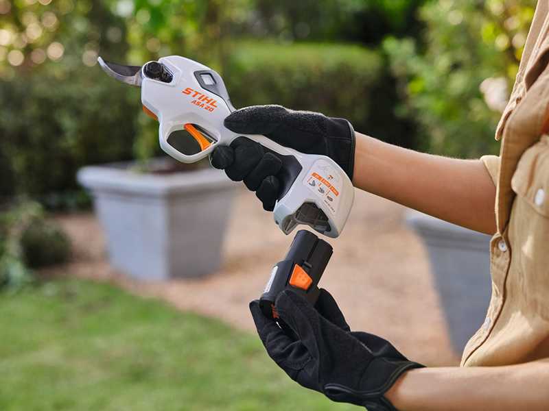 STIHL SEA 20 - Aspiratore portatile manuale a batteria - 10.8V - SENZA BATTERIA E CARICABATTERIA