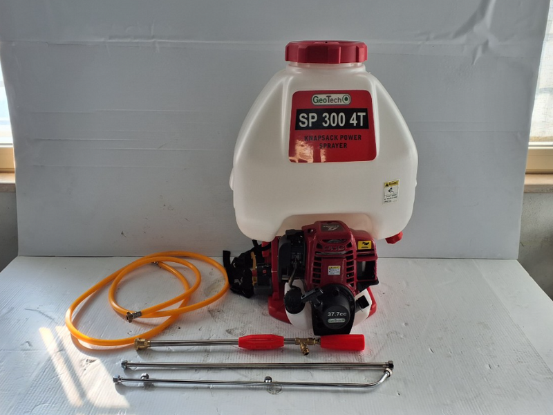 OUTLET - PICCOLI DIFETTI ESTETICI - GeoTech SP 300 4T - Pompa irroratrice a scoppio spalleggiata - 4 tempi a benzina