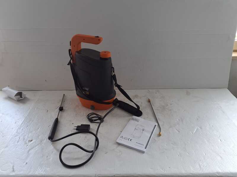 OUTLET - PICCOLI DIFETTI ESTETICI - Black &amp; Decker BXSPBS05E - Pompa irroratrice a spalla a batteria - 5 litri - 3,7V - 2,6Ah