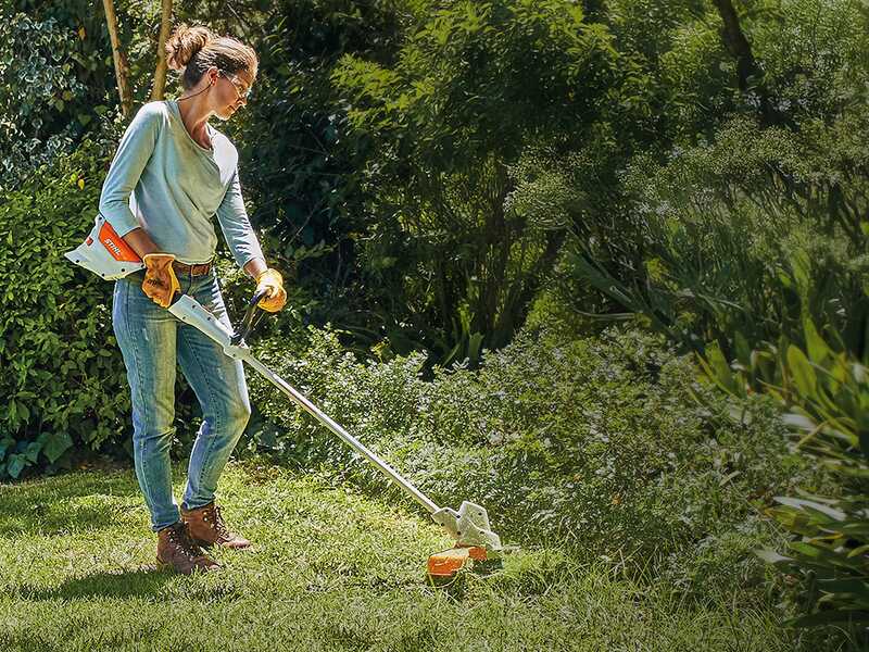 STIHL FSA 57 - Decespugliatore con batteria AK 20 - 36V 4Ah