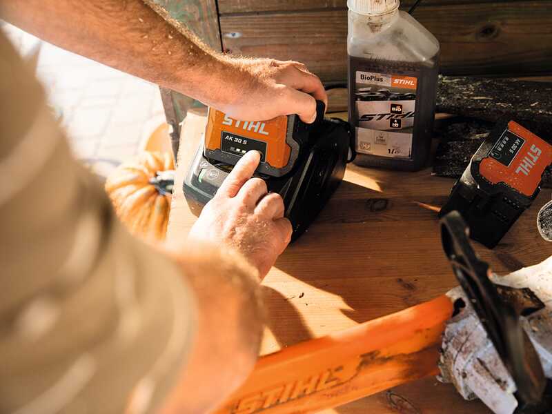 STIHL KMA 80 R - Motore Kombi con batteria AK 30 S - 36V 5Ah