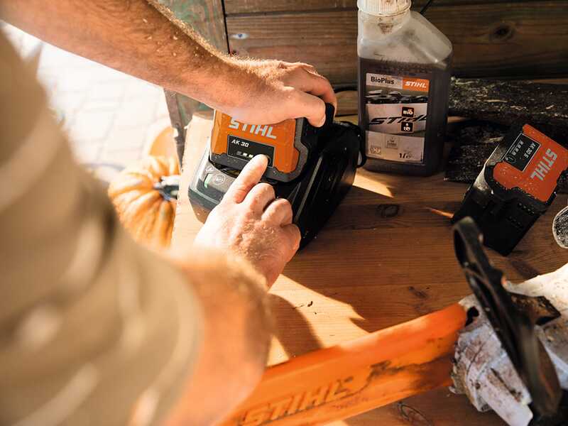 STIHL KMA 80 R - Decespugliatore con batteria AK 30 S - 36V 5Ah