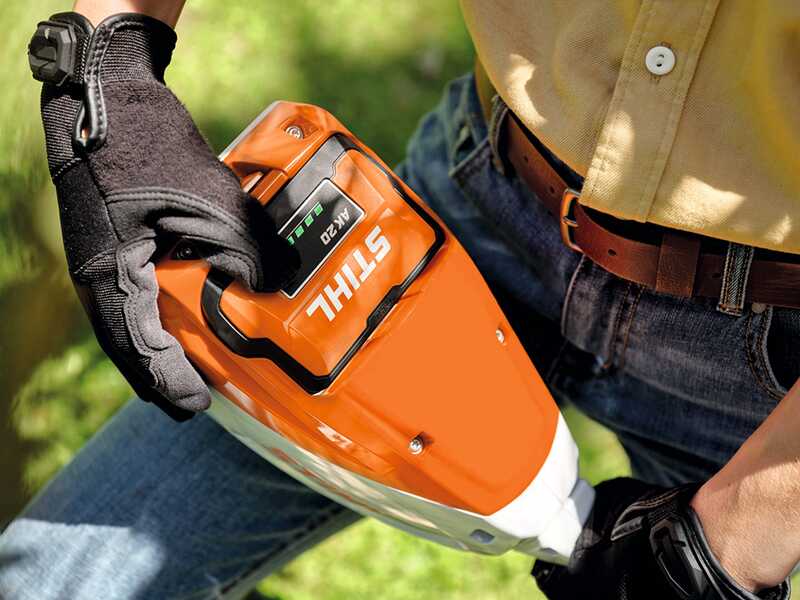 STIHL KMA 80 R - Decespugliatore multifunzione con batteria AK 20 - 36V 4Ah
