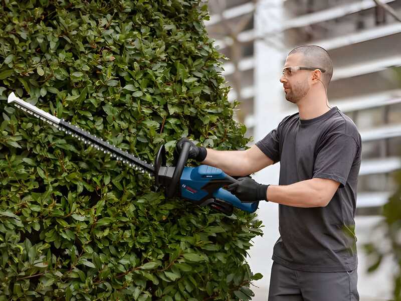 Bosch Professional GHE 18V-50 - Tagliasiepi a batteria 18V/4Ah - Lama da 50 cm