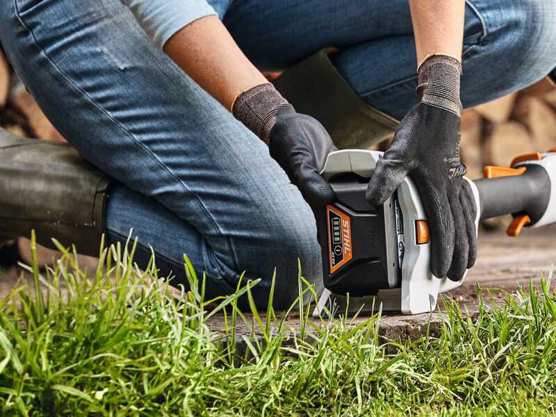 STIHL FSA 50 - Tagliabordi a batteria - SENZA BATTERIA E CARICABATTERIA