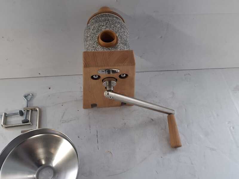 OUTLET - DA ESPOSIZIONE - Schnitzer Country - Mulino per farina a pietra manuale in faggio
