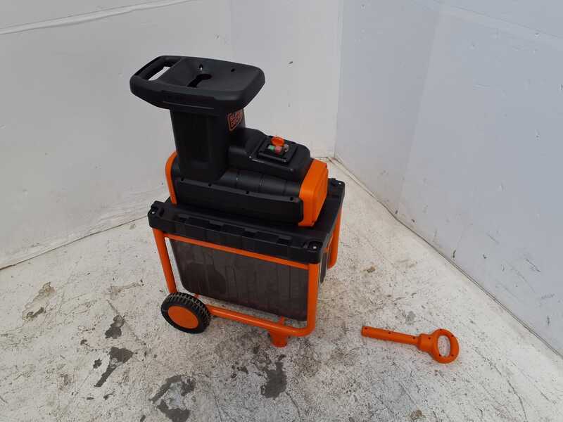 OUTLET - UTILIZZATO PER PROVA - Black &amp; Decker BEGAS5800-QS - Biotrituratore elettrico - 2800W - rullo con cesto di raccolta