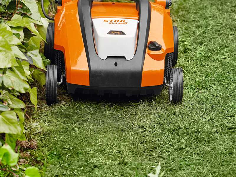 STIHL RLA 240 - Arieggiatore a batteria - SENZA BATTERIA E CARICABATTERIA